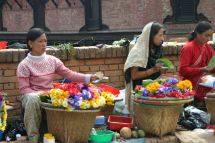 IMG_8034 Pashupatinath Blumenverkaeuferinnen.jpg